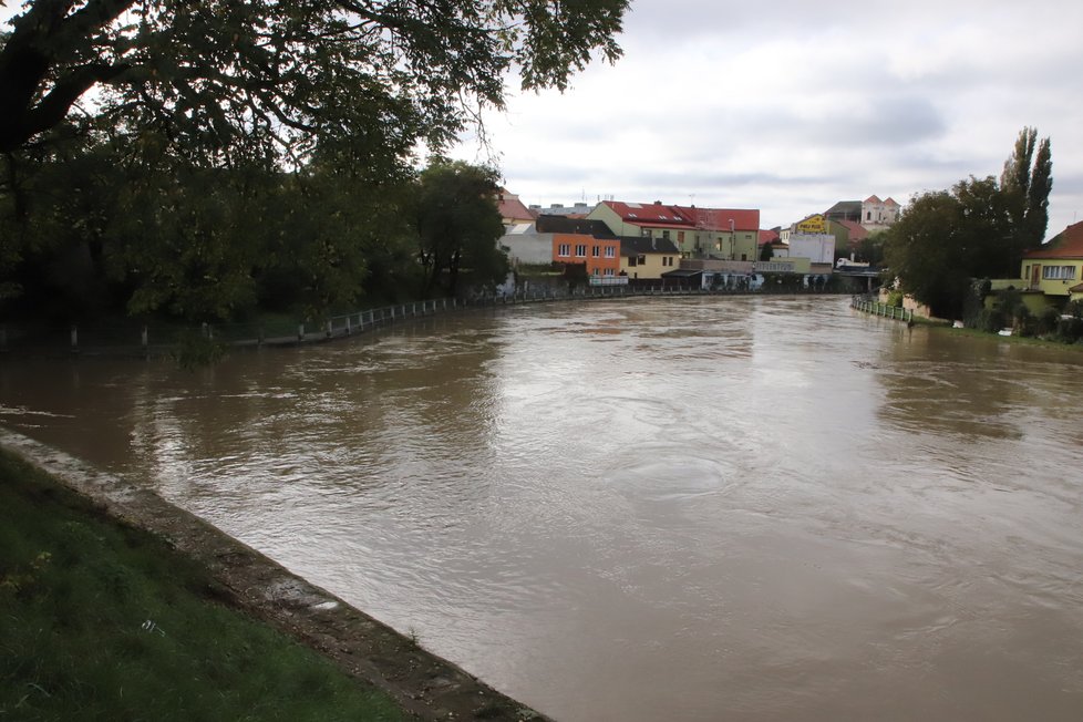 Ve čtvrtek 15. října klesla hladina řeky Moravy ve Veselí nad Moravou od půlnoci přibližně o 30 cm. Přesto nadále platí 3. povodňový stupeň.