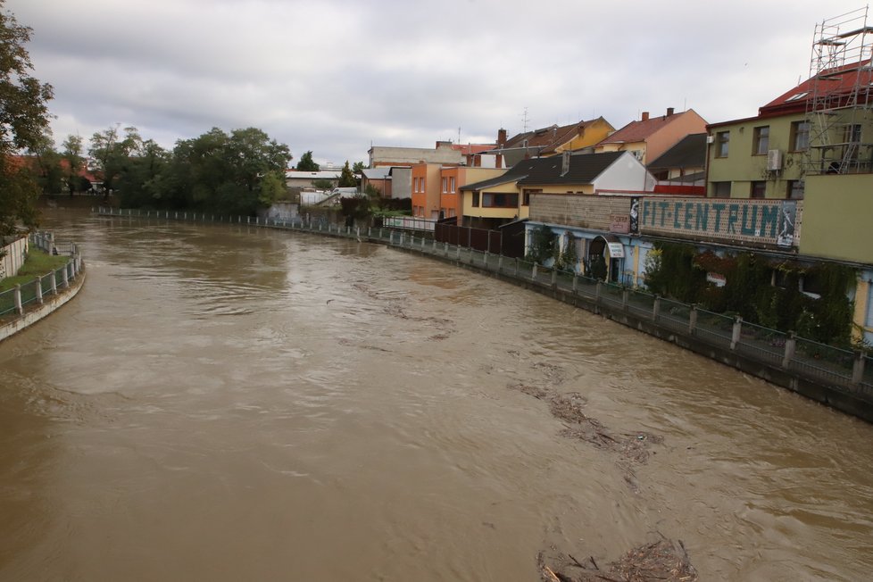 Ve čtvrtek 15. října klesla hladina řeky Moravy ve Veselí nad Moravou od půlnoci přibližně o 30 cm. Přesto nadále platí 3. povodňový stupeň.