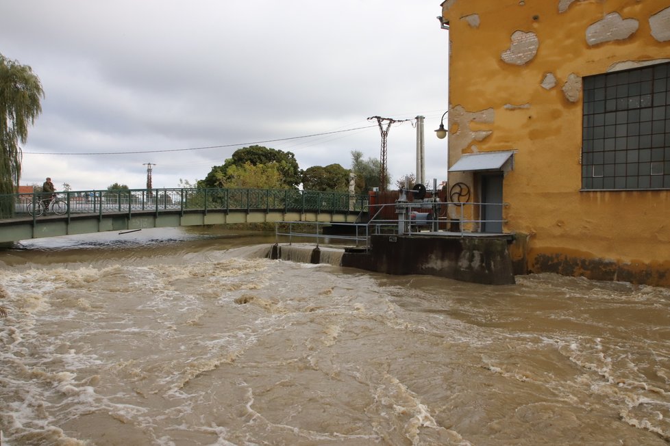 Ve čtvrtek 15. října klesla hladina řeky Moravy ve Veselí nad Moravou od půlnoci přibližně o 30 cm. Přesto nadále platí 3. povodňový stupeň.