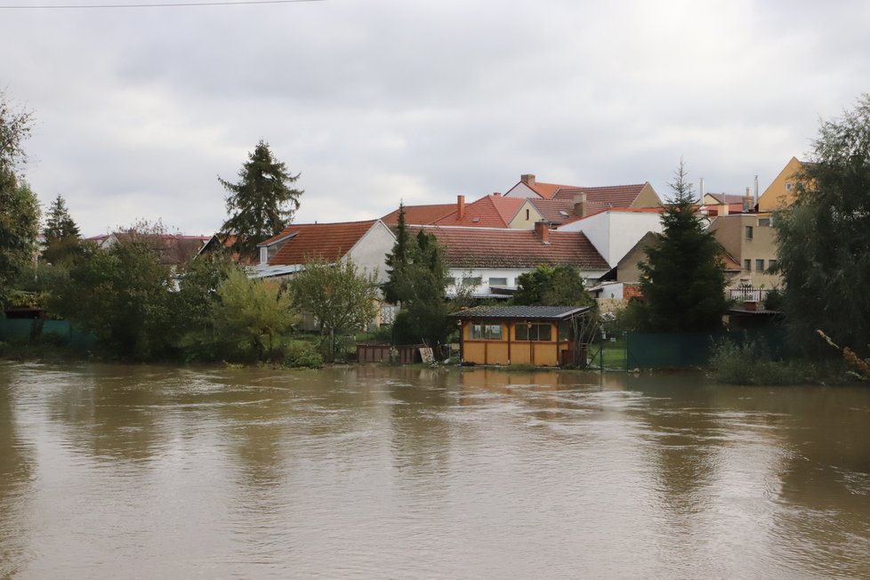 Ve čtvrtek 15. října klesla hladina řeky Moravy ve Veselí nad Moravou od půlnoci přibližně o 30 cm. Přesto nadále platí 3. povodňový stupeň.