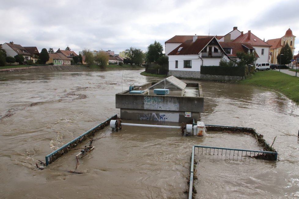 Ve čtvrtek 15. října klesla hladina řeky Moravy ve Veselí nad Moravou od půlnoci přibližně o 30 cm. Přesto nadále platí 3. povodňový stupeň.