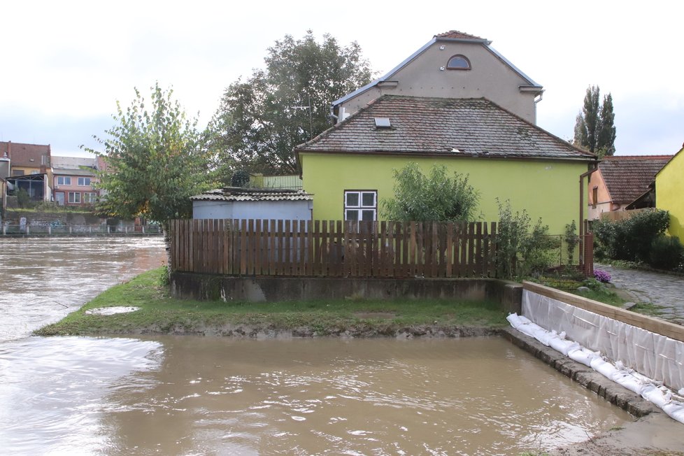 Ve čtvrtek 15. října klesla hladina řeky Moravy ve Veselí nad Moravou od půlnoci přibližně o 30 cm. Přesto nadále platí 3. povodňový stupeň.