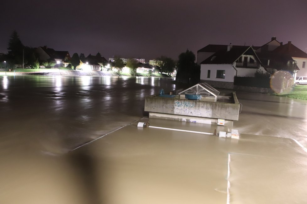 Krátce po půlnoci ze středy na čtvrtek řeka Morava ve Veselí nad Moravou opět stoupla. Do vylití scházejí už jen centimetry.