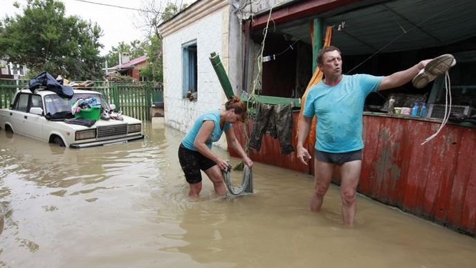Velká voda zasáhla oblast v noci na sobotu. Největší spoušť způsobila v oblasti u města Krymsk. Podle bilance ruské agentury Interfax zde bilance stoupla na 140 obětí.