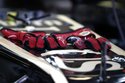 Räikkönenovy rukavice na kapotě lotusu zůstaly osamocené, dokud se jezdec s týmem nedohodl
