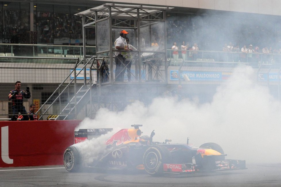 Za tyhle oslavné piruety Vettela v Indii zaplatil tým Red Bull v přepočtu 650 000 korun