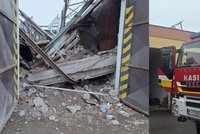 Obrovská předvánoční tragédie: Zřícená střecha zavalila dělníky, tři mrtví