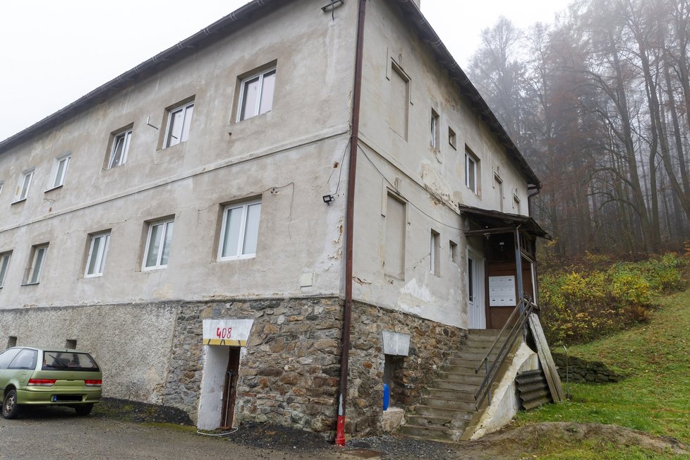 V domě ve Velkých Losinách došlo k vraždě, mladý muž tady brutálně ubodal svého přítele.