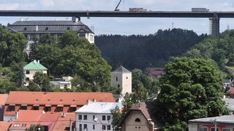 Nejvyšší dálniční most v Česku je z poloviny uzavřený. Dělníky během rekonstrukce trápí vedro