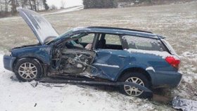 Autobus s dětmi se u Velkého Meziříčí srazil s autem.