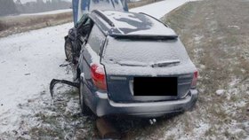 Autobus s dětmi se u Velkého Meziříčí srazil s autem.