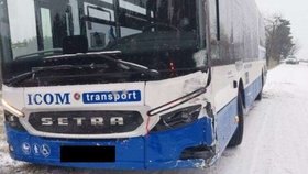 Autobus s dětmi se u Velkého Meziříčí srazil s autem.