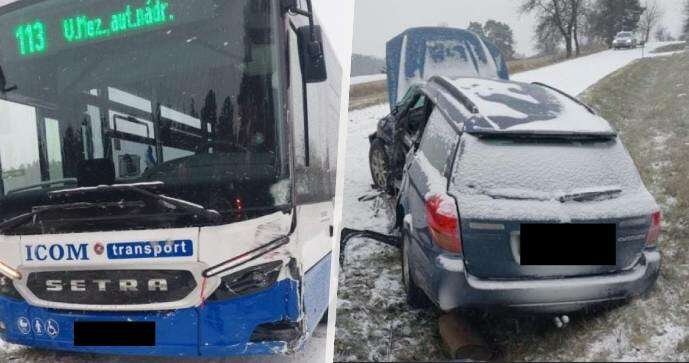 Autobus s dětmi se u Velkého Meziříčí srazil s autem.