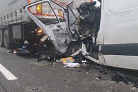 Prokletá D2: Dvě totožné nehody v jeden den! Řidiči narazili zezadu do kamionů, jeden zemřel