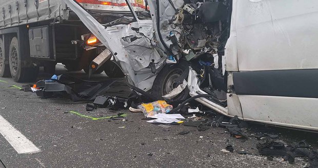 Tragicky skončila 9. prosince 2025 odpolední dopravní nehoda na dálnici D2 poblíž Velkých Němčic. Třiatřicetiletý řidič dodávky Mercedes se pravděpodobně nevěnoval řízení a zezadu narazil do kamiónu, který zastavil ve vznikající koloně. Řidič dodávky srážku nepřežil.