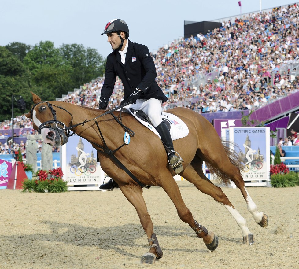 Takhle spadl z koně na olympiádě v Riu.
