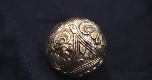 Ukázka velkomoravských šperků: Gombík velký. Jedná se o pozlacené stříbro.
