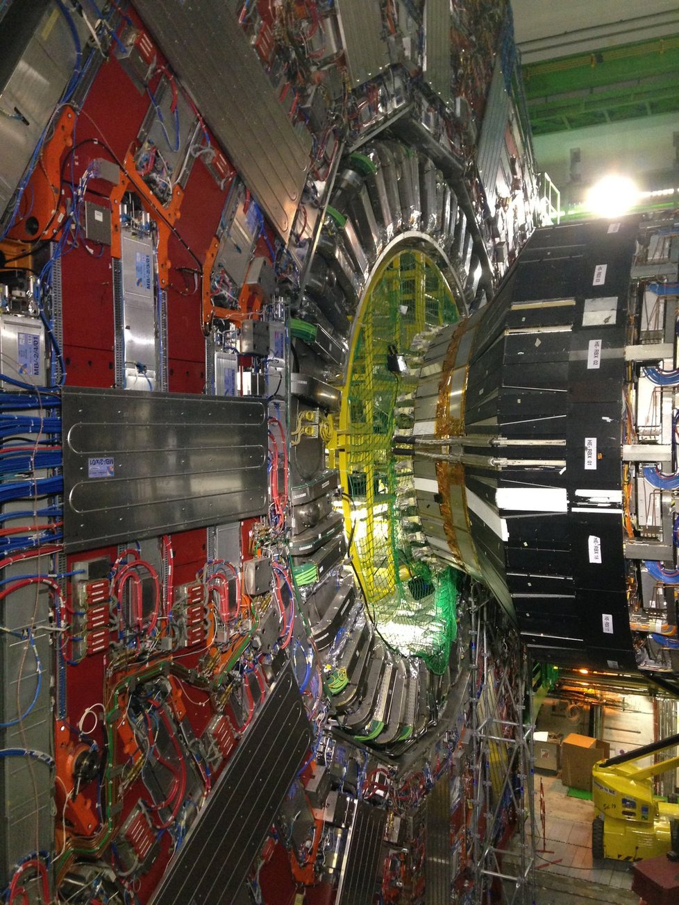 Velký hadronový urychlovač (LHC)