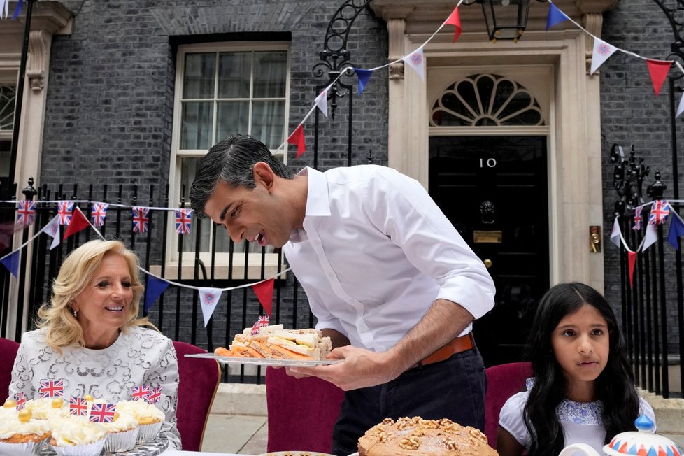 Velký korunovační oběd: britský premiér Rishi Sunak a první dáma USA  Jill Bidenová