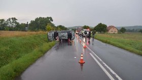 Na místě kromě přivolaných záchranářů zasahovali i hasiči.