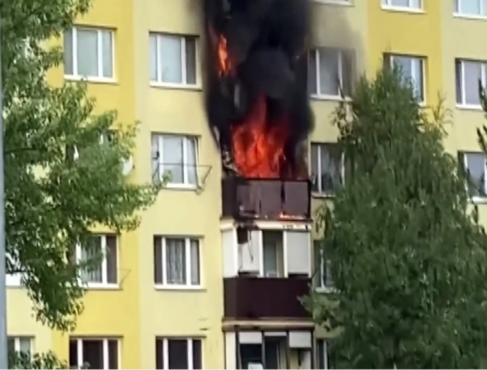 Při tragickém požáru ve Veľkém Krtíši zemřela stařenka (†77). Svědci uvedli, že na balkóně volala o pomoc, když se jí zmocnily plameny.