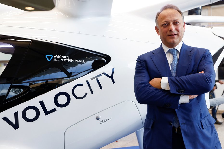 Německá společnost Volocopter představila na římském letišti Fiumicino svůj budoucí elektřinou poháněný taxidron, který by mohl dopravovat cestující do centra italské metropole.