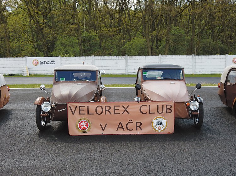 Ačkoli má Velorex jen slabý výkon, zajezdil si i na Autodromu v Mostě