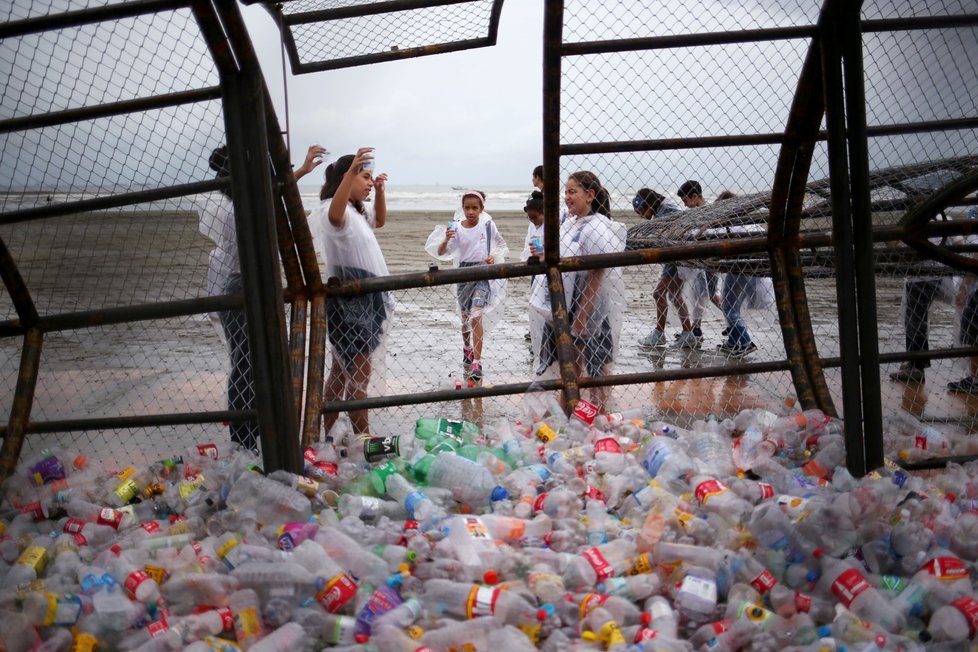 V Brazílii dokonce udělali projekt, kde na pláži naplnili sochu velryby plastovými lahvemi. Použili několik kilo plastu, kolikrát byly nalezeny zvířata i s 50 kily plastu v útrobách