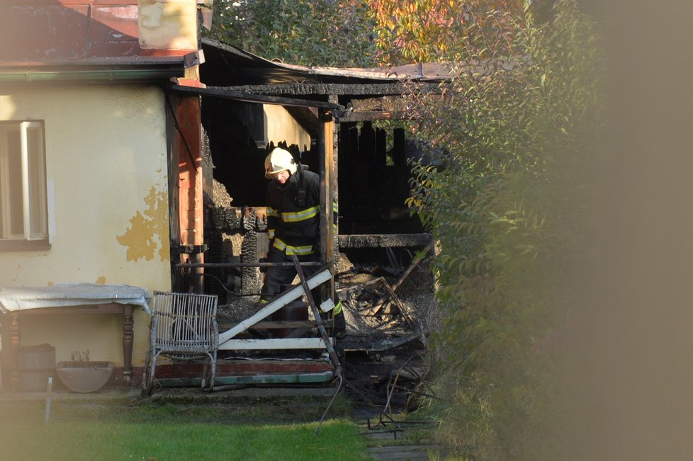 Po požáru ve Veltrusech na Mělnicku našli hasiči lidské ostatky