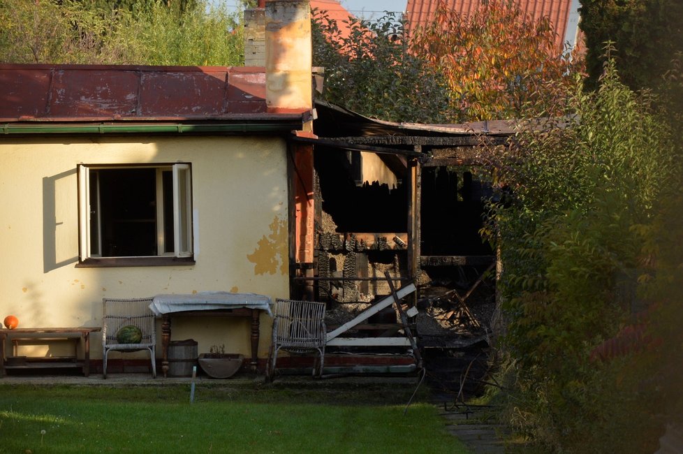 Po požáru ve Veltrusech na Mělnicku našli hasiči lidské ostatky