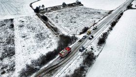 Viníkovo vozidlo skončilo na kolejích, auto těhotné řidičky v příkopu.