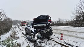 Řidič Toyoty RAV4 nezvládl řízení, čelně se střetl s protijedoucí řidičkou a pak skončil na kolejích.