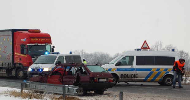 Snímek z ranní nehody u Velvar, která si vyžádala dva mrtvé