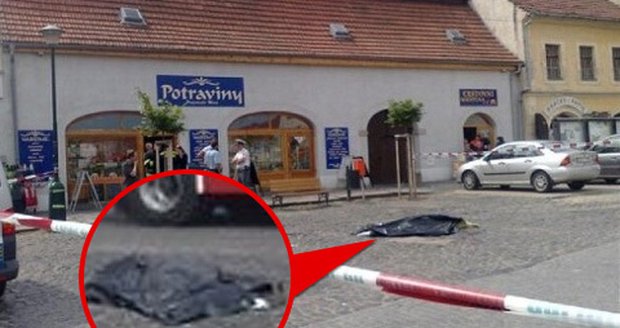 Snímek z Velvarského náměstí: Zloděj přejel majitele, kterému kradl dodávku