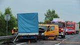 Vážná nehoda u Velvar: Řidič dodávku očesal o náklaďák, pak přejel do protisměru