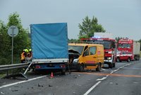 Vážná nehoda u Velvar: Řidič dodávku očesal o náklaďák, pak přejel do protisměru
