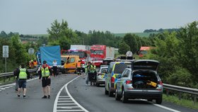 Nehoda dvou dodávek, nákladního automobilu a osobáku u Velvar na Kladensku.