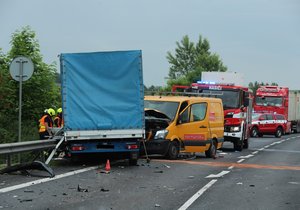 Nehoda dvou dodávek, nákladního automobilu a osobáku u Velvar na Kladensku.