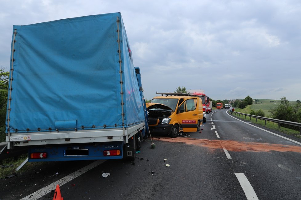 Nehoda dvou dodávek, nákladního automobilu a osobáku u Velvar na Kladensku.