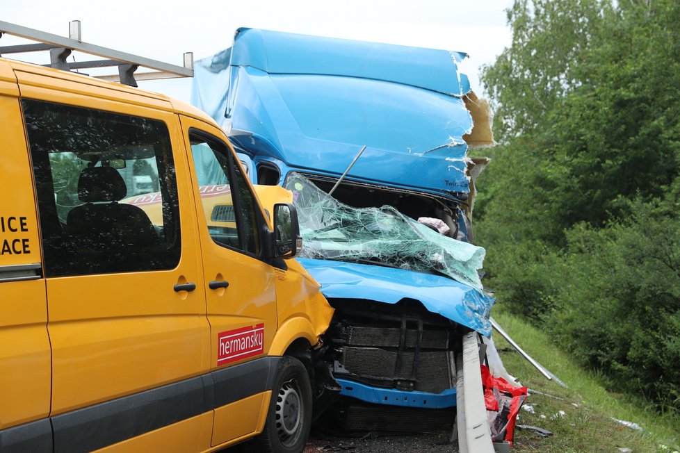 Nehoda dvou dodávek, nákladního automobilu a osobáku u Velvar na Kladensku.