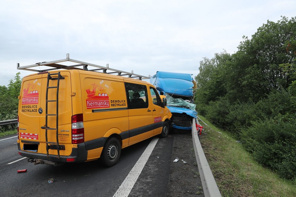 Nehoda dvou dodávek, nákladního automobilu a osobáku u Velvar na Kladensku.