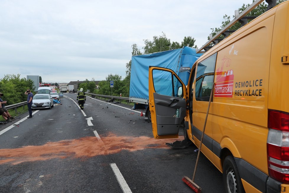 Nehoda dvou dodávek, nákladního automobilu a osobáku u Velvar na Kladensku.