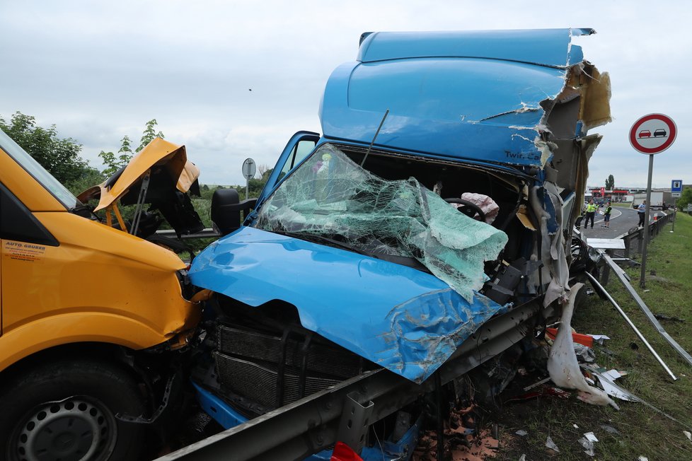 Nehoda dvou dodávek, nákladního automobilu a osobáku u Velvar na Kladensku.