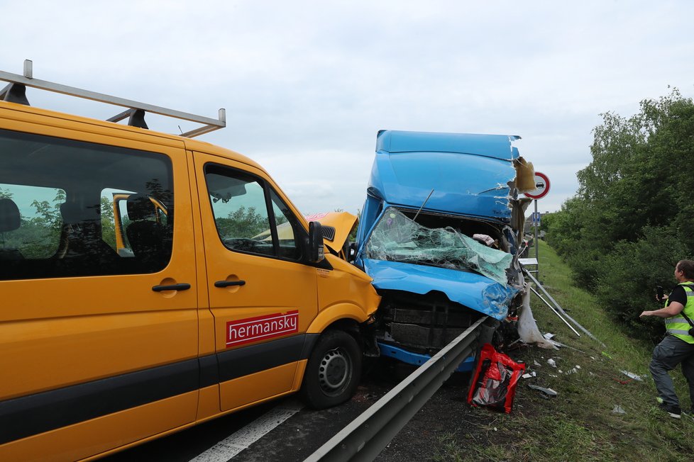 Nehoda dvou dodávek, nákladního automobilu a osobáku u Velvar na Kladensku.