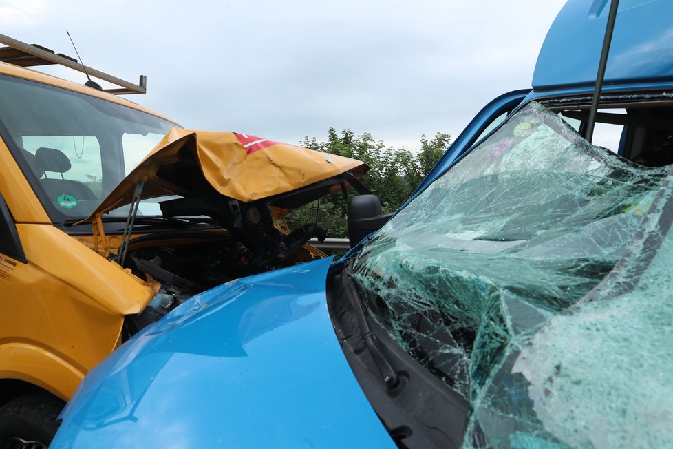 Nehoda dvou dodávek, nákladního automobilu a osobáku u Velvar na Kladensku.