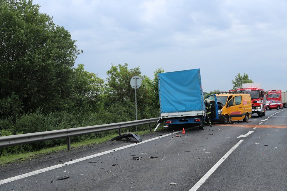 Nehoda dvou dodávek, nákladního automobilu a osobáku u Velvar na Kladensku.