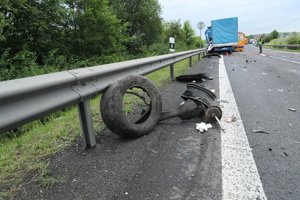 Nehoda dvou dodávek, nákladního automobilu a osobáku u Velvar na Kladensku.