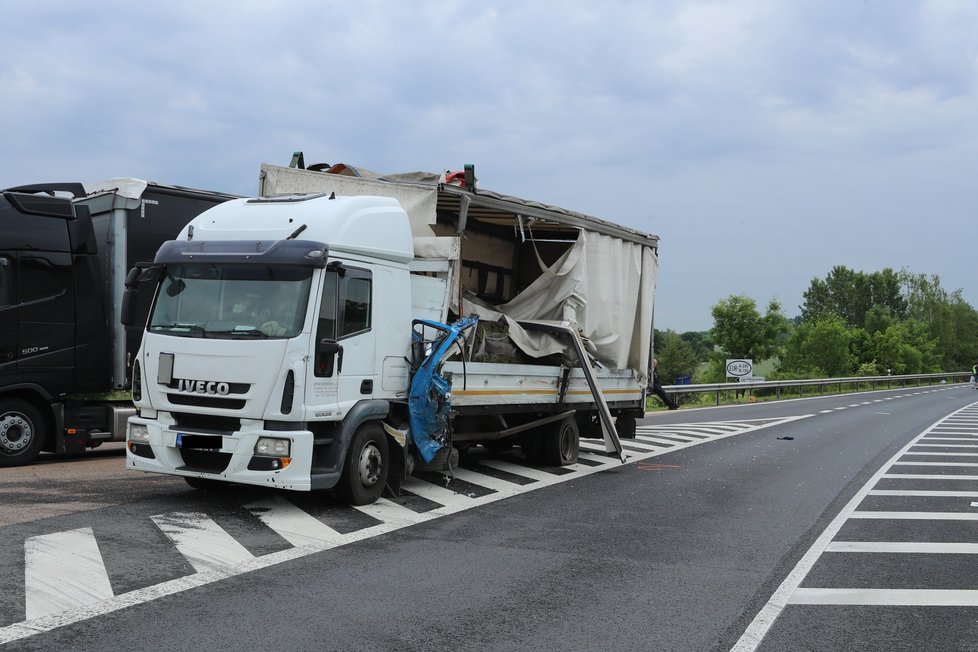 Nehoda dvou dodávek, nákladního automobilu a osobáku u Velvar na Kladensku.