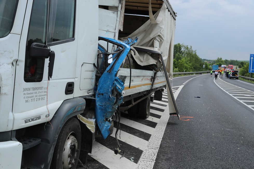 Nehoda dvou dodávek, nákladního automobilu a osobáku u Velvar na Kladensku.