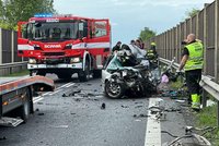 Tragická nehoda osobního a nákladního auta u Velvar: Řidič BMW nepřežil